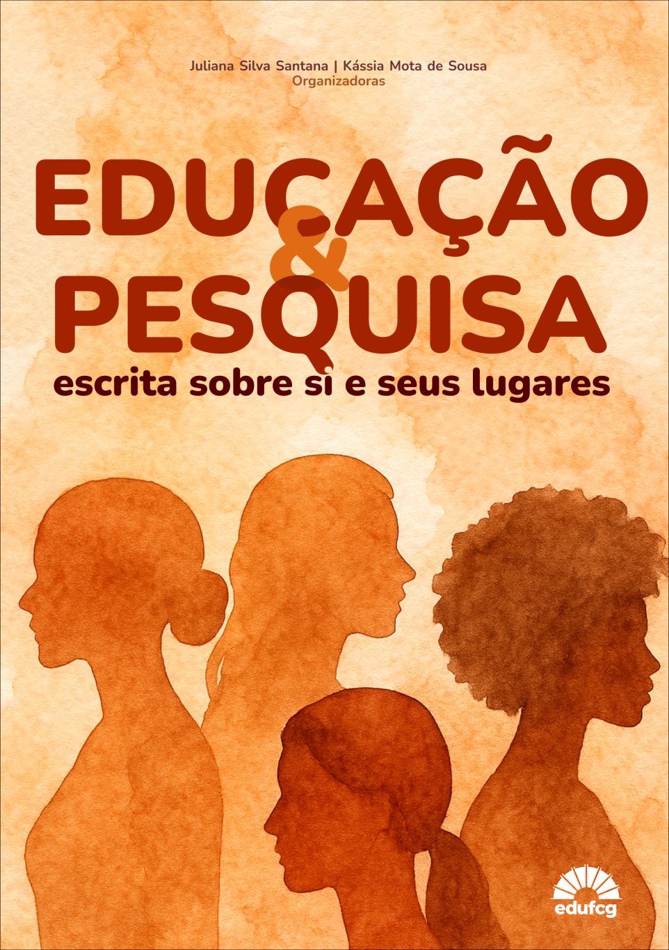 #PraCegoVer Capa do livro “Educação & Pesquisa: escrita sobre si e seus lugares”, organizada por Juliana Silva Santana e Kássia Mota de Sousa. O fundo é em tons aquarelados de laranja e bege, lembrando papel envelhecido. Na parte inferior, aparecem as silhuetas de quatro mulheres em perfil, todas voltadas para a direita, representadas em diferentes tons terrosos, sugerindo diversidade feminina. O título, em letras grandes e arredondadas, está centralizado no topo, nas cores marrom-escuro e laranja. Abaixo do título, em menor tamanho, lê-se o subtítulo “escrita sobre si e seus lugares”. No canto inferior direito, está o logotipo da EDUFCG, editora responsável pela publicação