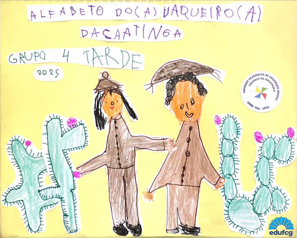#PraCegoVer  Capa de livro com fundo amarelo-claro. Na parte superior, há recortes de papel branco com letras em lilás e roxo, formando o título: “Alfabeto do(a) Vaqueiro(a) da Caatinga”. Abaixo do título, também em recortes, está escrito “Grupo 4 Tarde” e, ao lado, em um pequeno recorte oval branco, o ano “2025”.  No centro da ilustração, aparecem duas crianças desenhadas com roupas típicas de vaqueiro nordestino: chapéu de couro, camisa com botões e calça comprida. Elas estão de mãos dadas e sorriem. A figura da esquerda tem pele alaranjada, cabelos pretos longos e chapéu marrom pontudo. A figura da direita tem pele mais escura, cabelos pretos encaracolados e chapéu de couro tradicional marrom claro.  Ao redor das crianças, há dois grandes cactos verdes com pequenos espinhos e flores rosas nas extremidades, representando a vegetação da Caatinga. No canto superior direito, há o selo da UABEB/ CAP – UFCG, e no canto inferior direito, o logotipo da EDUFCG com um sol estilizado azul e amarelo.